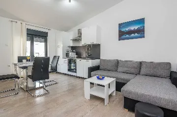 Vir Apartment with Balcony for 3–5 Guests