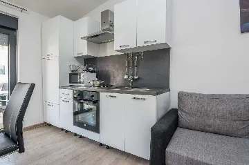 Vir Apartment with Balcony for 3–5 Guests