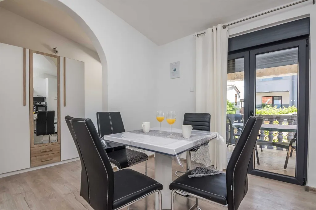 Vir Apartment with Balcony for 3–5 Guests