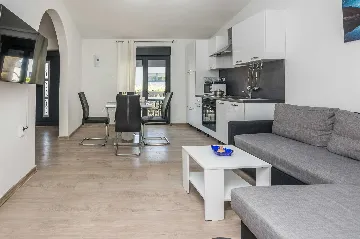 Vir Apartment with Balcony for 3–5 Guests