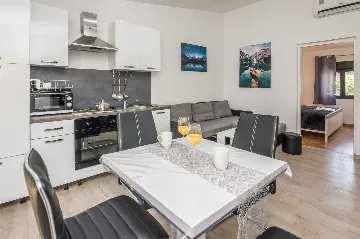Vir Apartment with Balcony for 3–5 Guests