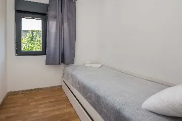 Vir Apartment with Balcony for 3–5 Guests