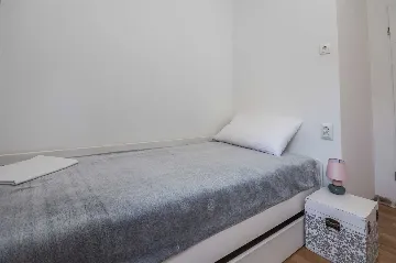 Vir Apartment with Balcony for 3–5 Guests