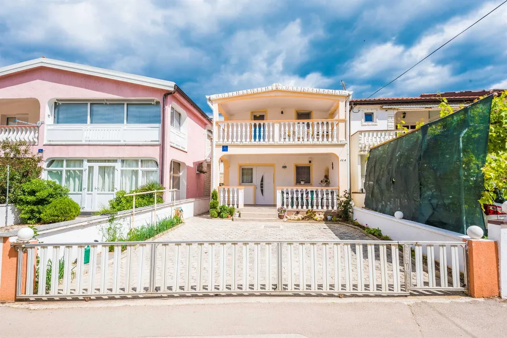 Air-Conditioned Apartment for 4 in Vir