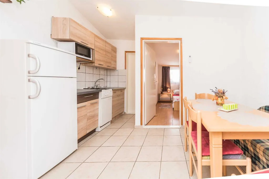 Air-Conditioned Apartment for 4 in Vir