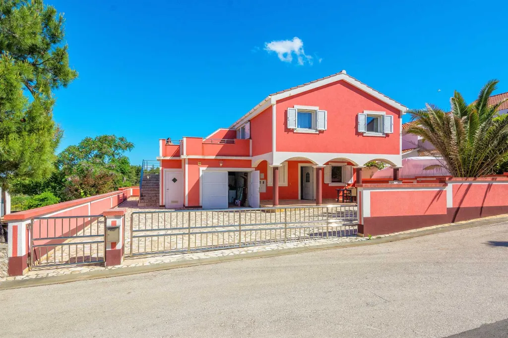 2-Bedroom Apartment with Sea View in Vir