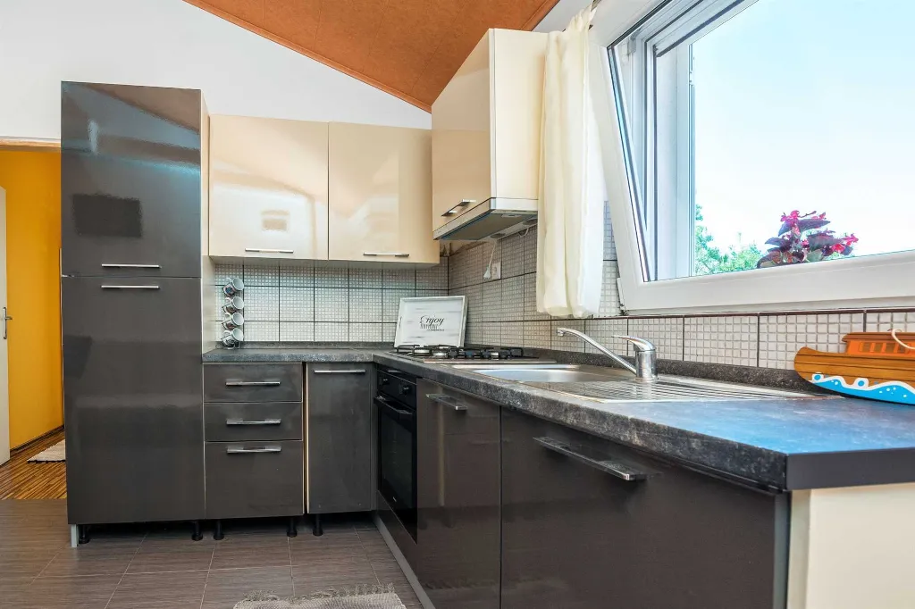 Sea-View Apartment in Vir for 4–5 Guests