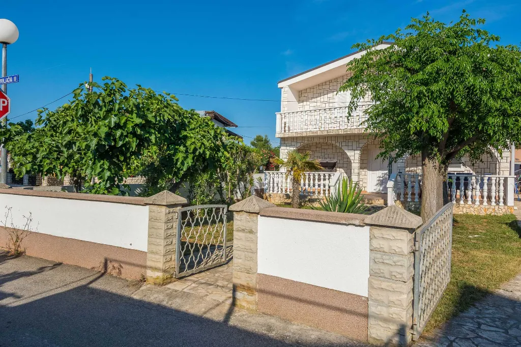 Vir 4-Bedroom Apartment for 7 Guests