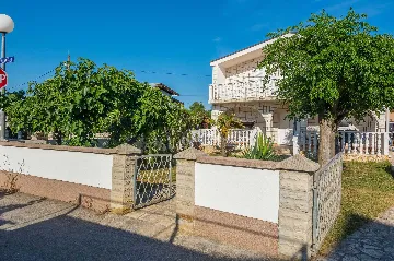 Vir 4-Bedroom Apartment for 7 Guests