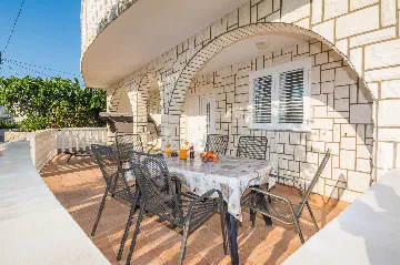 Vir 4-Bedroom Apartment for 7 Guests