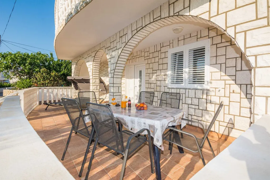 Vir 4-Bedroom Apartment for 7 Guests