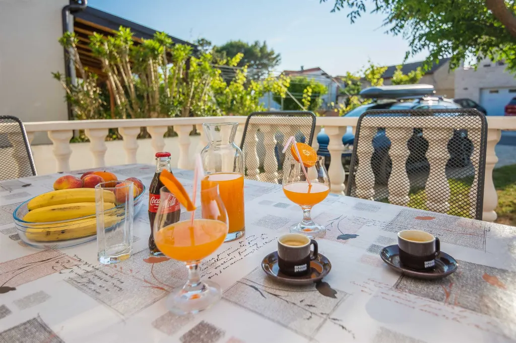 Vir 4-Bedroom Apartment for 7 Guests