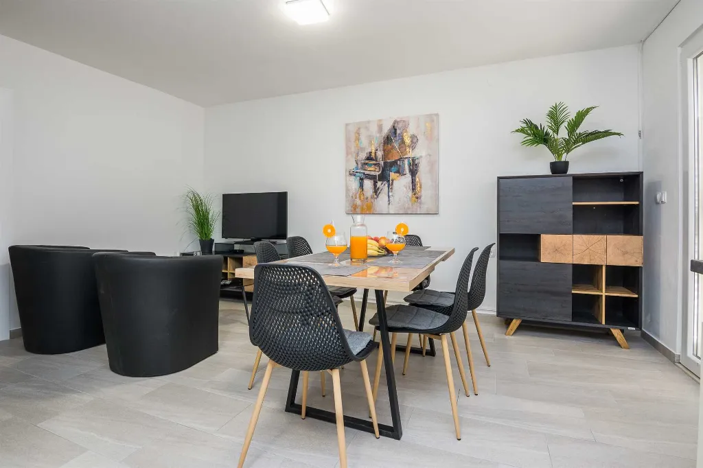 Vir 4-Bedroom Apartment for 7 Guests