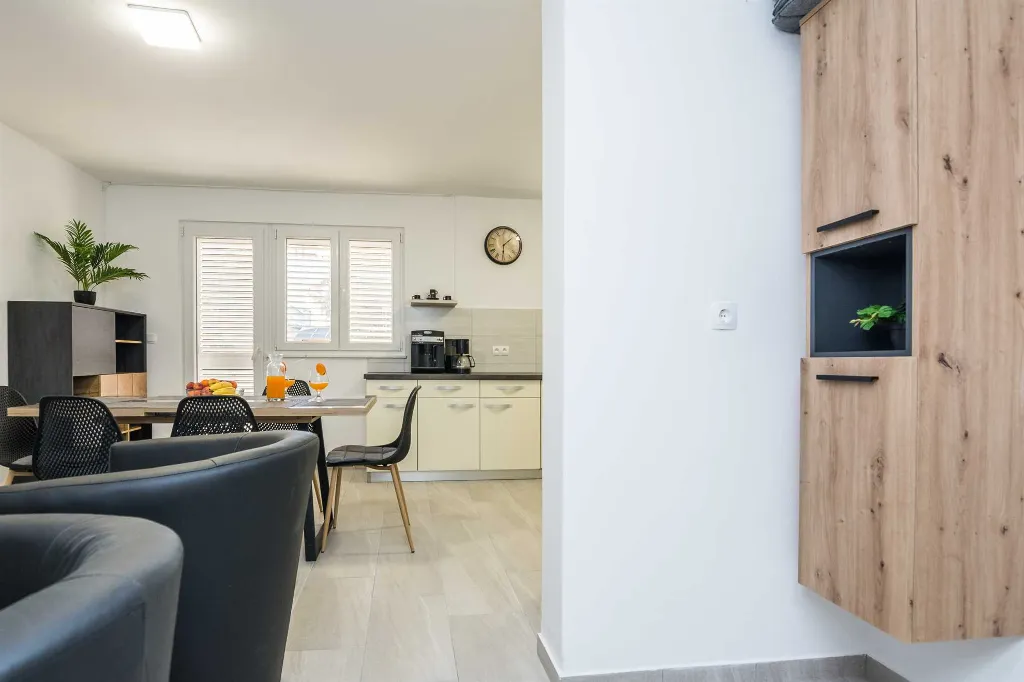 Vir 4-Bedroom Apartment for 7 Guests