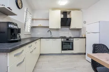 Vir 4-Bedroom Apartment for 7 Guests