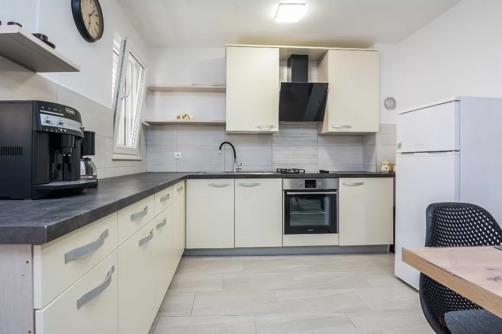 Vir 4-Bedroom Apartment for 7 Guests