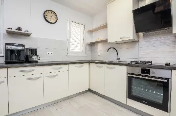 Vir 4-Bedroom Apartment for 7 Guests