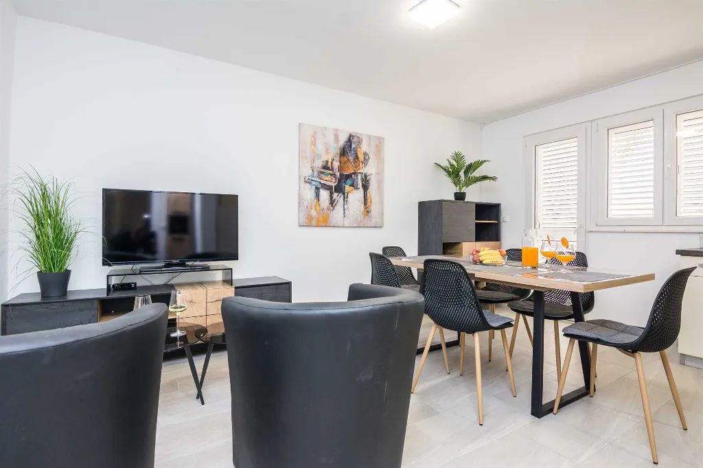 Vir 4-Bedroom Apartment for 7 Guests