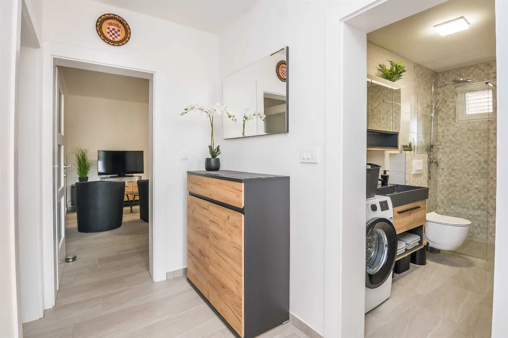 Vir 4-Bedroom Apartment for 7 Guests