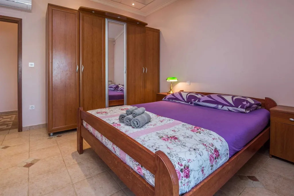 Apartment in Vir, Kozjak with Sea-View Balcony