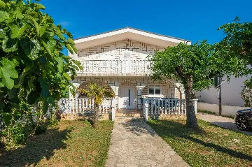 4-Bedroom Apartment in Vir for Up to 6