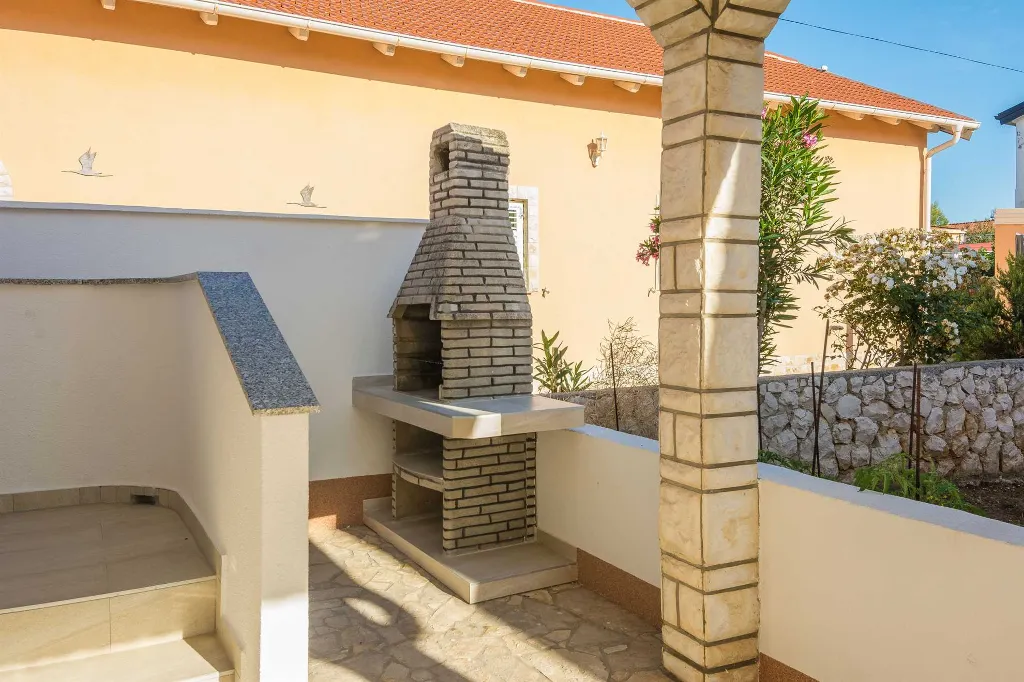 4-Bedroom Apartment in Vir for Up to 6