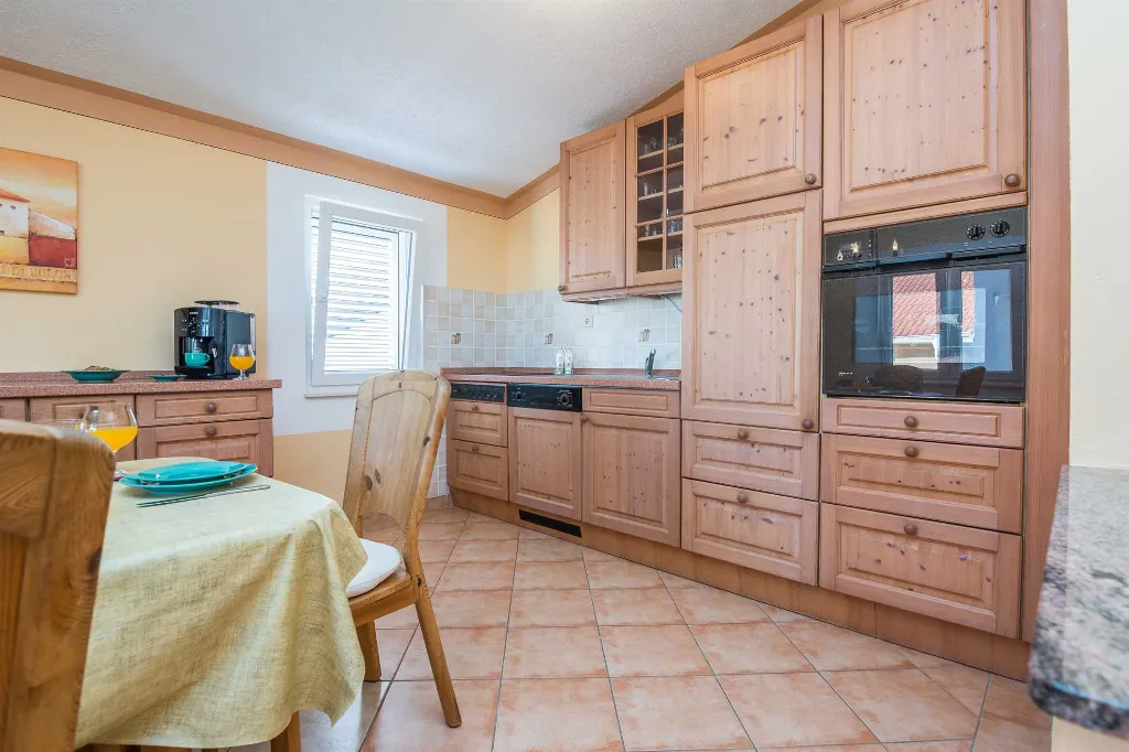4-Bedroom Apartment in Vir for Up to 6