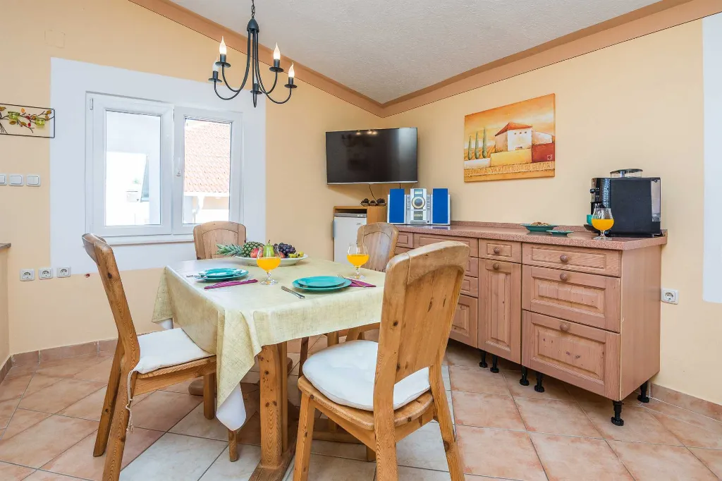 4-Bedroom Apartment in Vir for Up to 6