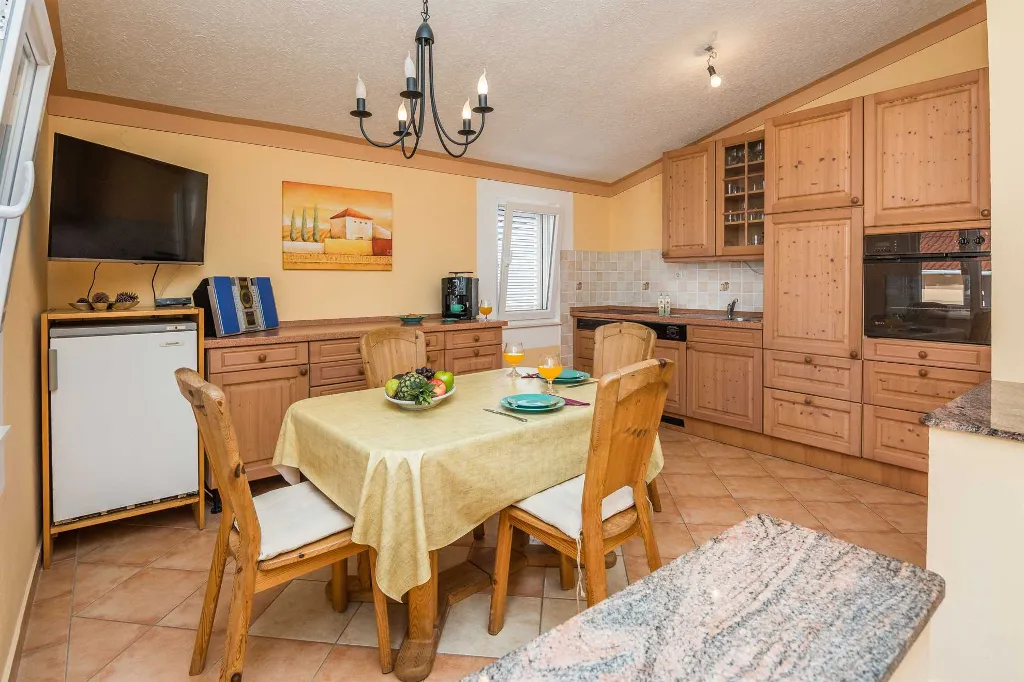 4-Bedroom Apartment in Vir for Up to 6