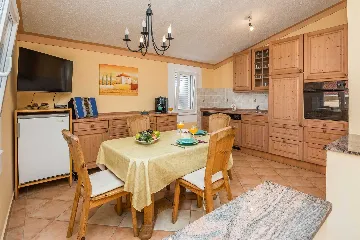 4-Bedroom Apartment in Vir for Up to 6