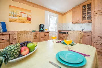 4-Bedroom Apartment in Vir for Up to 6