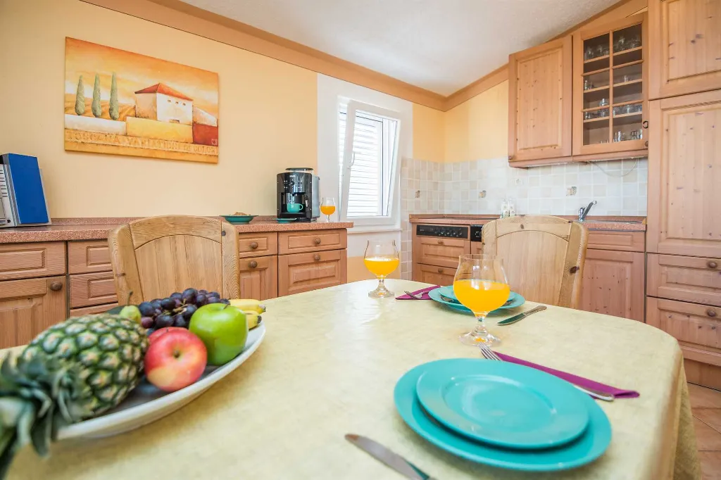 4-Bedroom Apartment in Vir for Up to 6