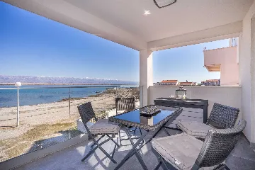 3-Bedroom Beachfront Apartment with Sea View, Vir