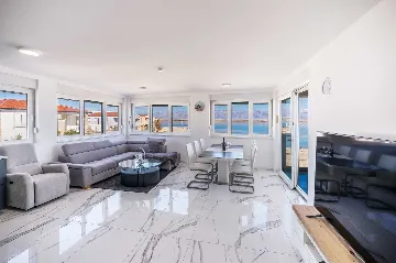 3-Bedroom Beachfront Apartment with Sea View, Vir