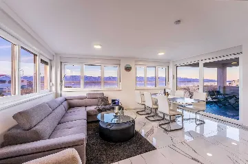 3-Bedroom Beachfront Apartment with Sea View, Vir