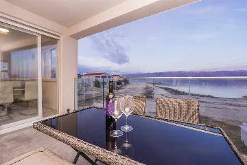 3-Bedroom Beachfront Apartment with Sea View, Vir