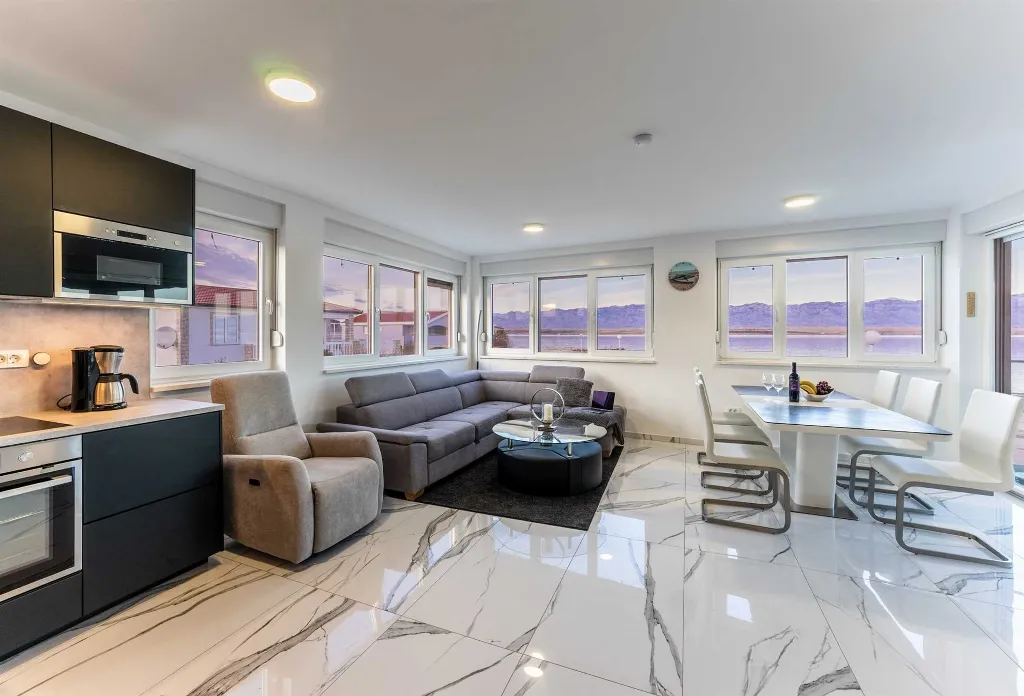 3-Bedroom Beachfront Apartment with Sea View, Vir