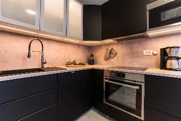 3-Bedroom Beachfront Apartment with Sea View, Vir