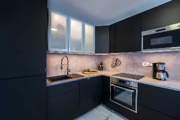 3-Bedroom Beachfront Apartment with Sea View, Vir