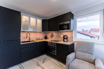 3-Bedroom Beachfront Apartment with Sea View, Vir