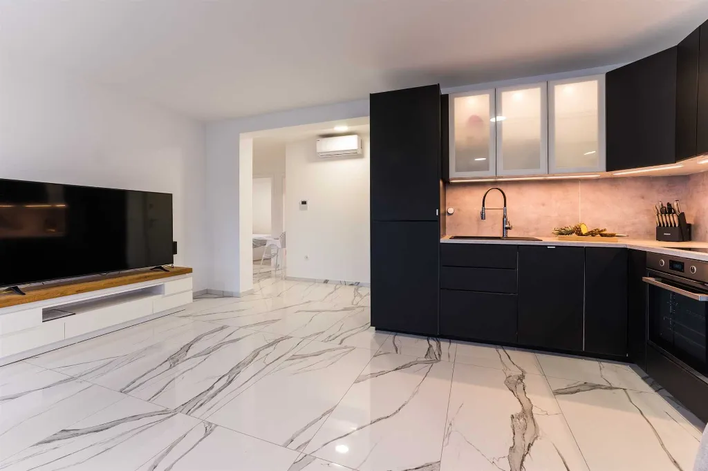 3-Bedroom Beachfront Apartment with Sea View, Vir