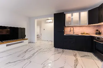 3-Bedroom Beachfront Apartment with Sea View, Vir