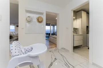 3-Bedroom Beachfront Apartment with Sea View, Vir