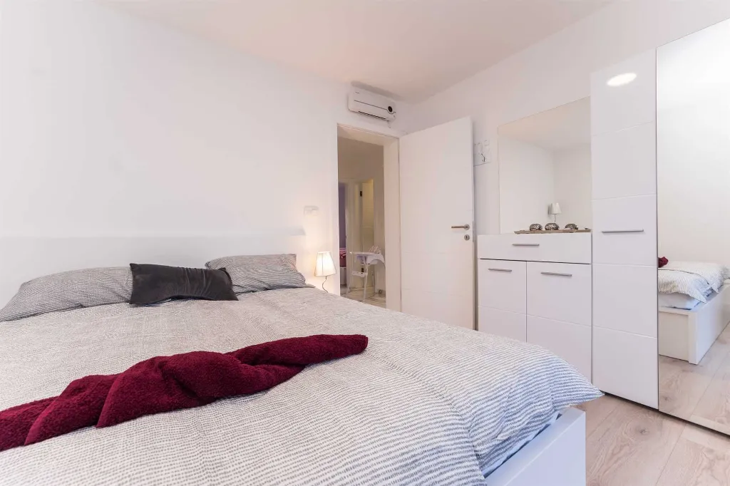 3-Bedroom Beachfront Apartment with Sea View, Vir