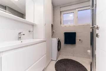 3-Bedroom Beachfront Apartment with Sea View, Vir