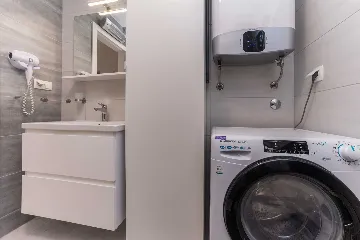 3-Bedroom Beachfront Apartment with Sea View, Vir