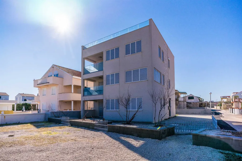 3-Bedroom Beachfront Apartment with Sea View, Vir