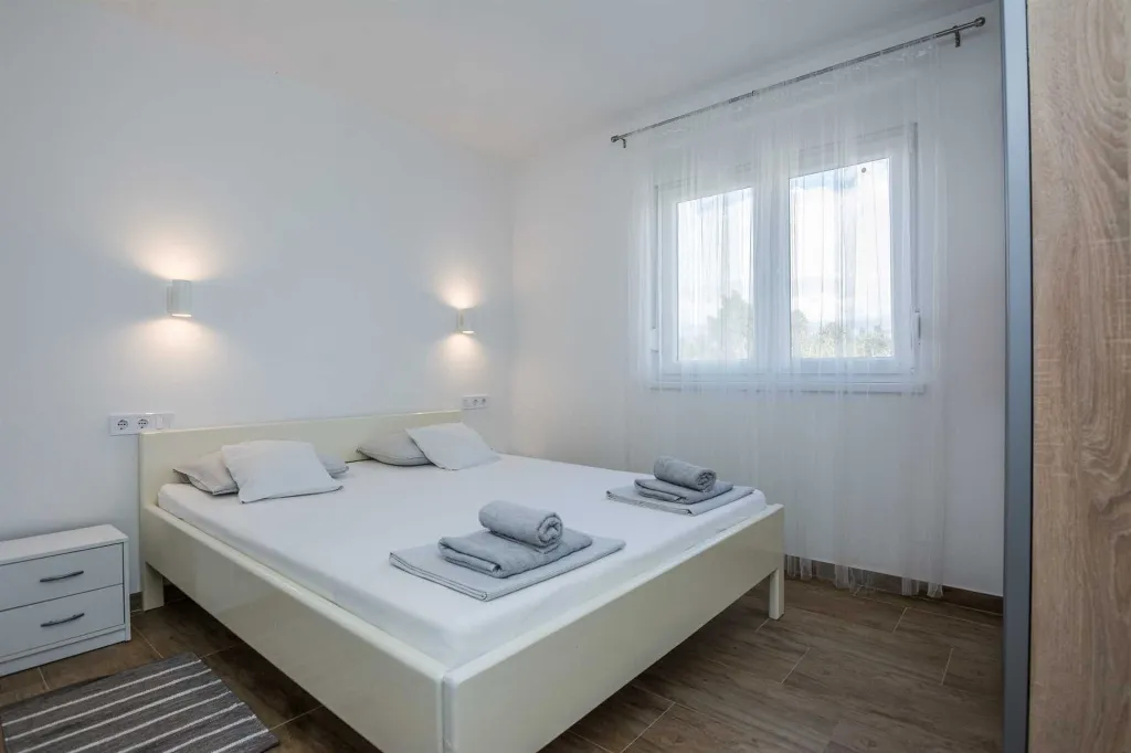 Apartment in Vir for 2–4 Guests with Terrace