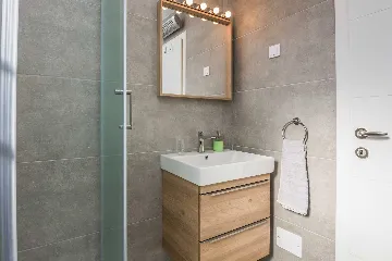 Apartment in Vir for 2–4 Guests with Terrace