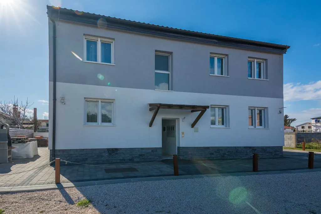 Apartment in Vir for 2–4 Guests with Terrace